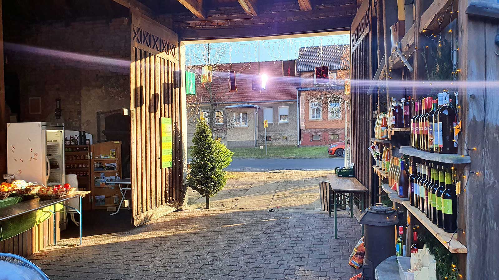 Blick durch den Laden nach draußen