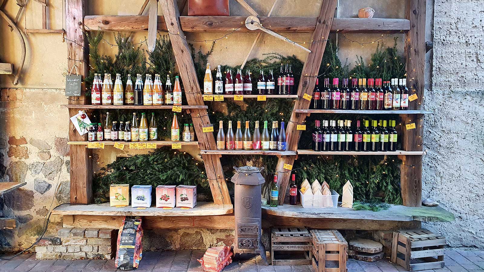 Blick durch den Laden nach draußen